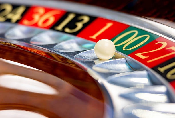 vplay89 multi-camera live-dealer studio with professional lighting and French Roulette wheel setup